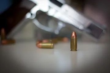 Sněmovna odmítla senátní verzi zákazu pořizování tlumičů pro pistole a revolvery