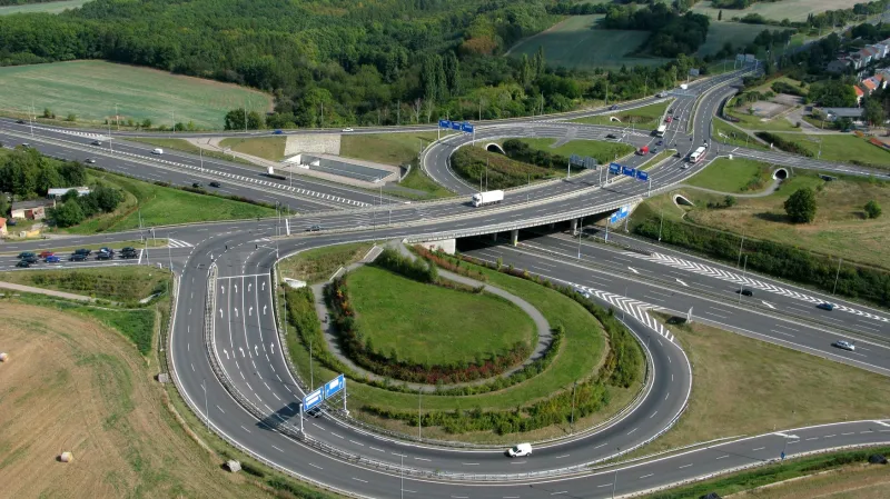 Křižovatka Pražského okruhu a Evropské ulice