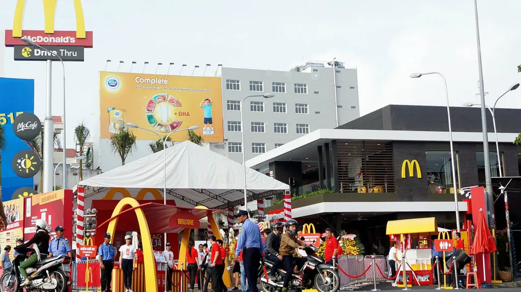 První pobočka McDonald's ve Vietnamu má i Drive Thru