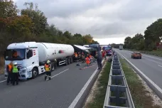 Provoz na D1 u Brna komplikovala nehoda cisterny, dodávky a kamionu. Doprava kolabovala