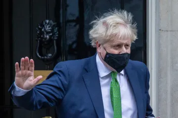 Johnson před poslanci prohlásil, že neodstoupí. Vzpoura jeho vlastních zákonodárců sílí