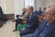 Před soudem stanuli obžalovaní v kauze zakázek v českých nemocnicích, vinu odmítli