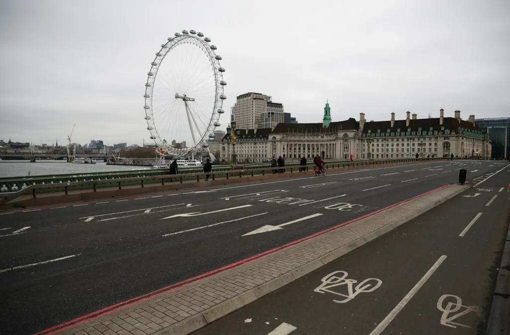 Bezpečnostní opatření v Londýně nabývají teprve na razanci. Na Westminsterském mostě už klid zavládnul