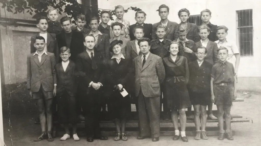 Školní fotografie (Zdenko Černík - třetí zleva nahoře)
