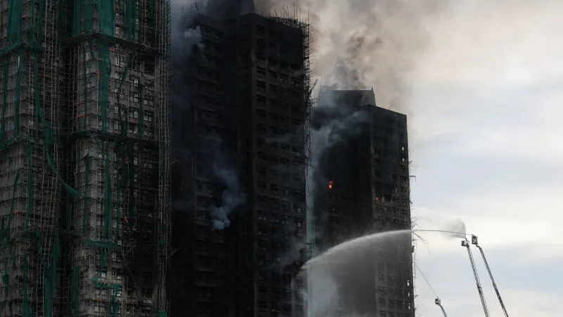 Obyvatelé hongkongského bytového komplexu jsou zdrceni požárem