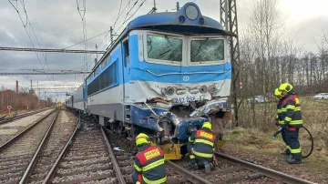 Hasiči odstraňují následky srážky vlaků u Zlivi na Českobudějovicku