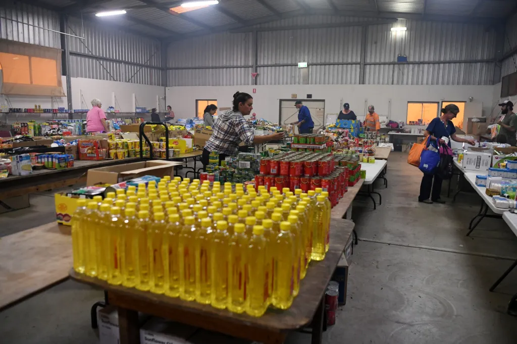 Jedno z center v Novém jižním Walesu, kde dobrovolníci pomáhají s distribucí prostředků do zasažených oblastí. Většina jsou dary od lidí, kteří touto katastrofou postiženi nebyli