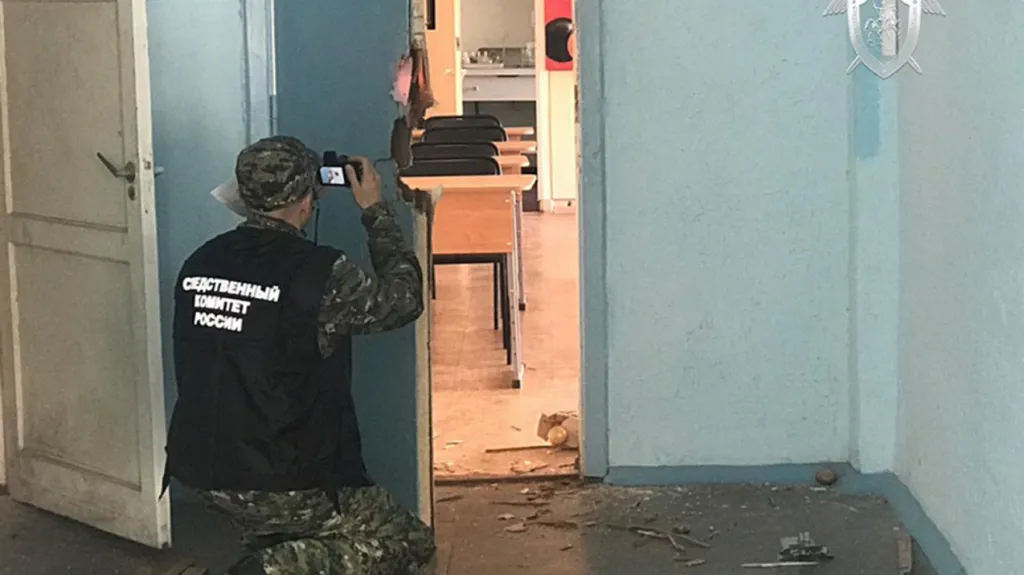 Vyšetřovatel zajišťuje stopy uvnitř kerčského učiliště