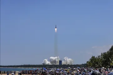 Trosky čínské rakety dopadly do moře u Filipín