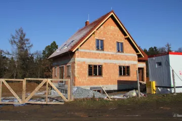 Sazby hypoték v červnu stouply na pět procent. Objem úvěrů klesl