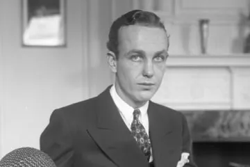 Novinář Hearst byl pod neustálým dohledem svého otce