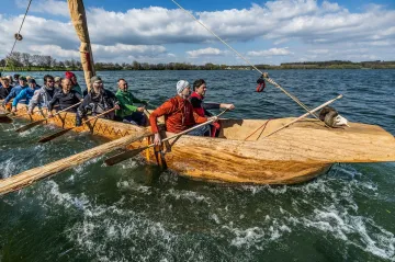 Čeští archeologové se snaží překonat Egejské moře ve člunu vydlabaném z kmenu
