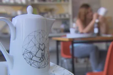 Starý i nový porcelán zdobí jednoduché linie mladé designérky