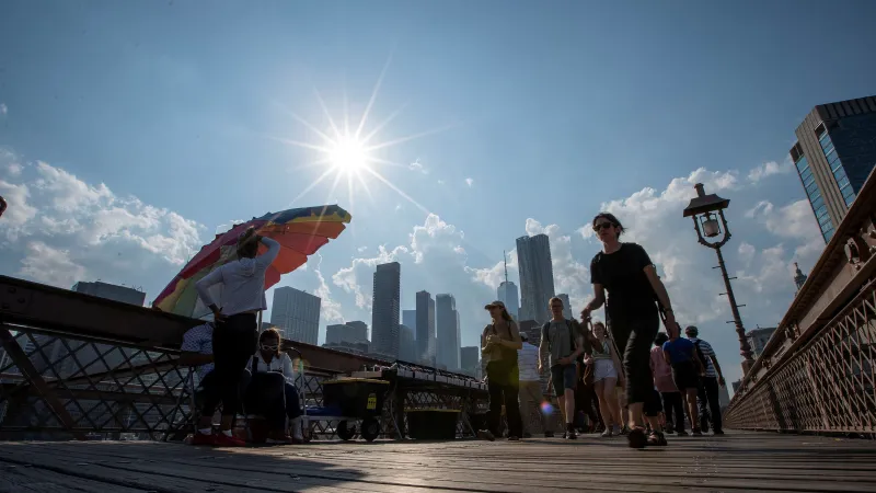 Mimořádně horké počasí pocítili i lidé v New Yorku