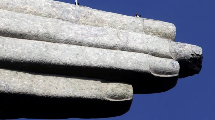 Poškozený prst sochy Krista v Riu