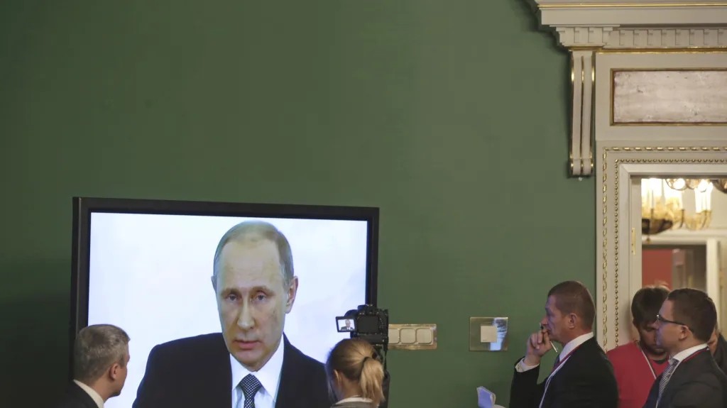 Lidé sledují Putinův projev