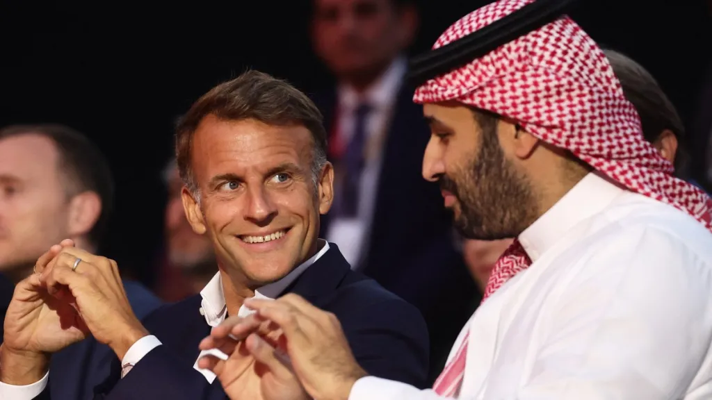 Francouzský prezident Emmanuel Macron a saúdskoarabský korunní princ Muhammad bin Salmán (23. srpna 2026)