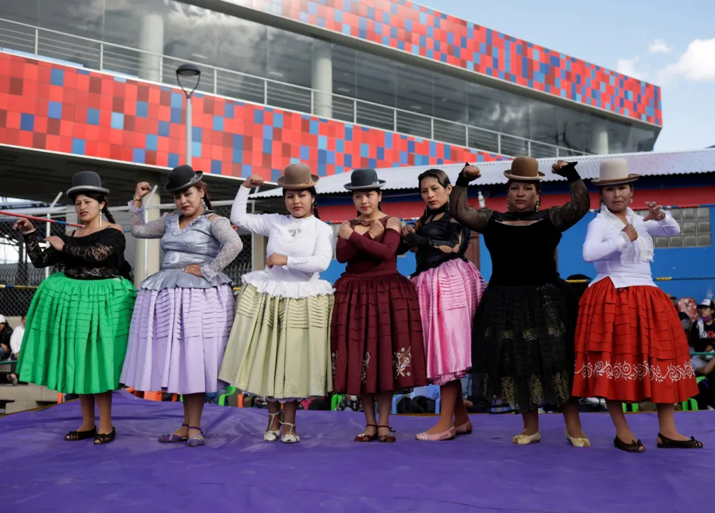 Bolivijské ženy, které se živí wrestlingem, se vrací po lockdownu zpět do zápasnického ringu