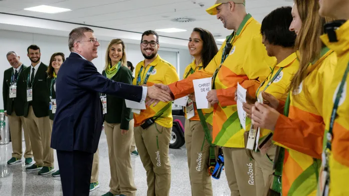 Šéf Mezinárodního olympijského výboru Thomas Bach se zdraví s dobrovolníky LOH 2016