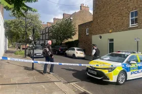 Britská policie zadržela podezřelého ze zapálení domu premiéra Starmera