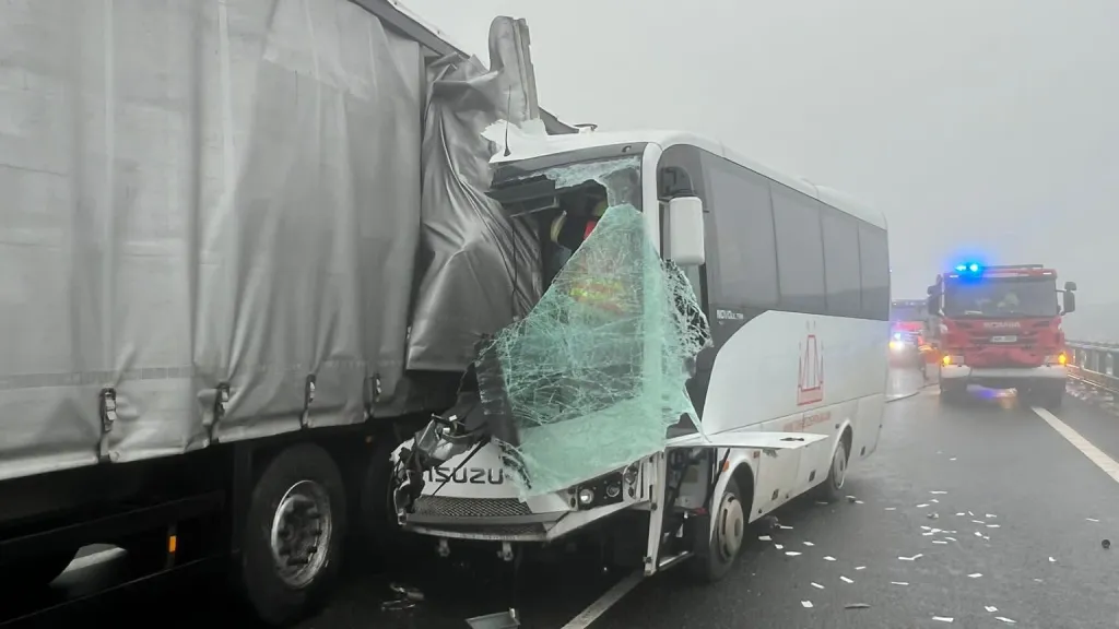 Nehoda autobusu a kamionu na dálnici D8