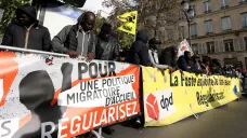 Demonstrace před zahájením projednávání imigračního zákona ve francouzském Senátu