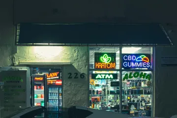 Policie zajistila desetitisíce produktů CBD a kratomu