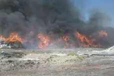 V Hradčanech na Přerovsku hoří skládka s nebezpečným odpadem. Situace je pod kontrolou