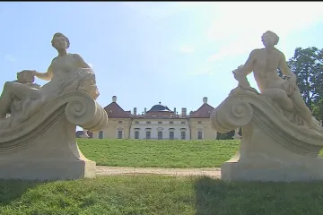 Kvůli pěkné fotografii se chovají bezohledně. Turisté ničí barokní sochy ve Slavkově