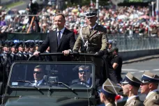 Spory mezi velením polské armády a ministrem eskalují pár dní před volbami. Dva generálové odešli