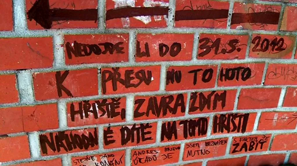 Nápis vyhrožující smrtí dítěte