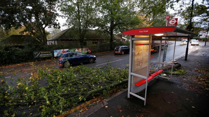 Bouře v Británii polámala stromy a komplikuje dopravu