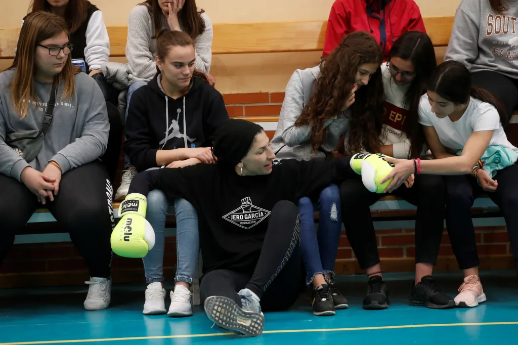 Během pauzy v tréninku diskutuje s dívkami o násilí. Ve Španělsku je toto téma v současnosti velmi zmiňované. Oficiální záznamy o tomto druhu násilí jsou vedeny až od roku 2003. Ale i za tuto dobu je zdokumentovaných více než tisíc případů, kdy partner nebo expartner vzal život své vlastní ženě