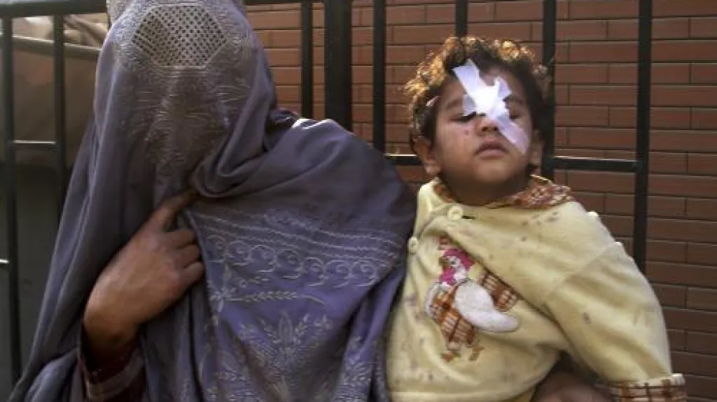 Pákistánská žena drží svého zraněného syna
