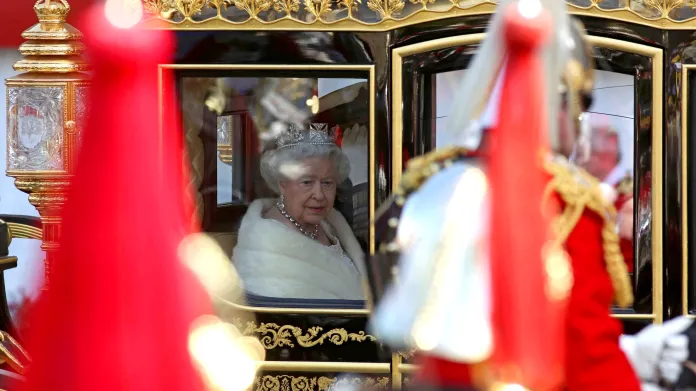 Britská královna Alžběta II. přijíždí kočárem do parlamentu, aby svou řečí otevřela nové volební období