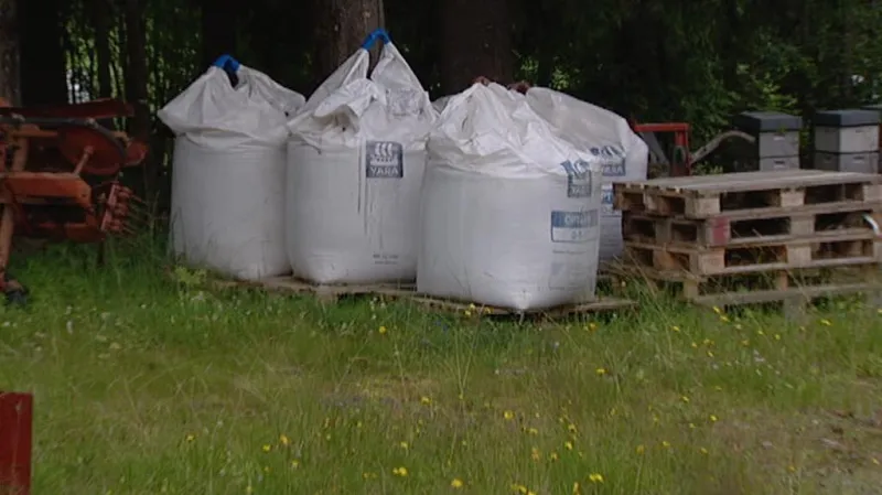 Pytle s hnojivem na Breivikově farmě