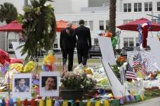 Obama utěšoval v Orlandu pozůstalé, varoval ale před dalšími masakry