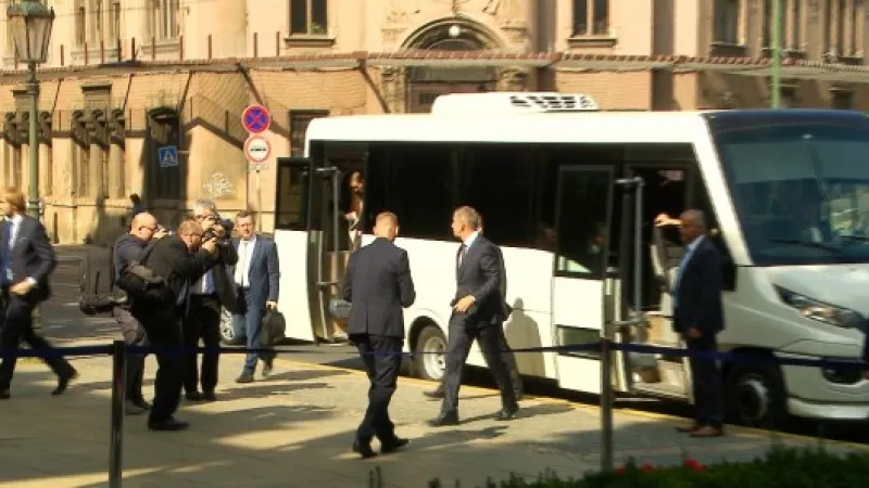 Autobus s ministry dorazil ke Strakově akademii