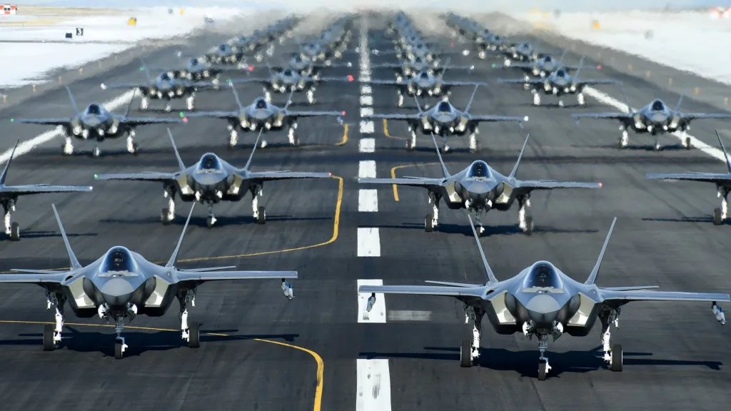 Americké stihačky F-35A během cvičení na základně Hill Air Force v Utahu vytváří formaci zvanou „chůze slonů“