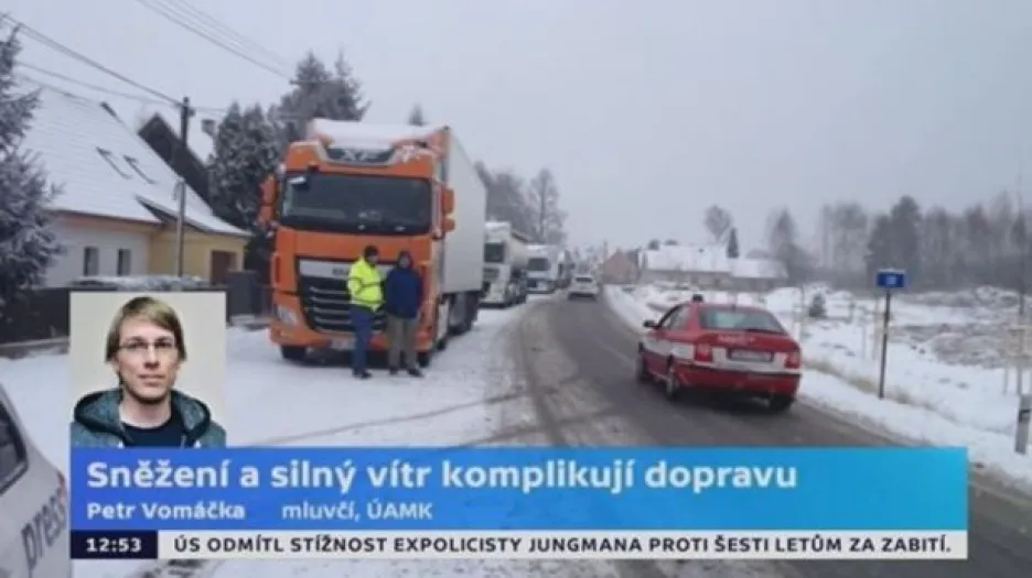 Sněžení a silný vítr komplikují dopravu