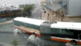 iReportér Petr Cimburek: Voda zaplavila silnici u nákupního centra na Zličíně
