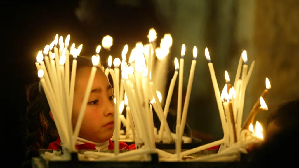 Poutníci v betlémském chrámu Narození Páně