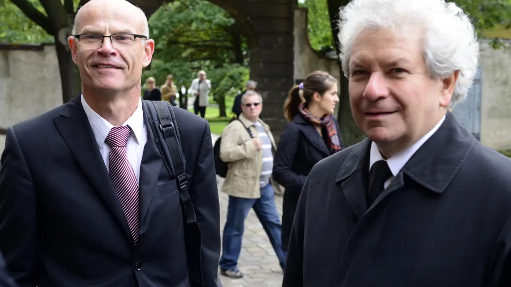 Poslední rozloučení s Iljou Hurníkem (na snímku Roman Bělor a Jiří Bělohlávek)