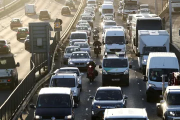 Téměř v celém Londýně platí nízkoemisní zóna, majitelé starších vozů musí za vjezd platit