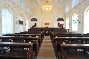 Hejtmani se budou na jihu Moravy střídat v křesle až za čtrnáct dnů. Kvůli volební stížnosti