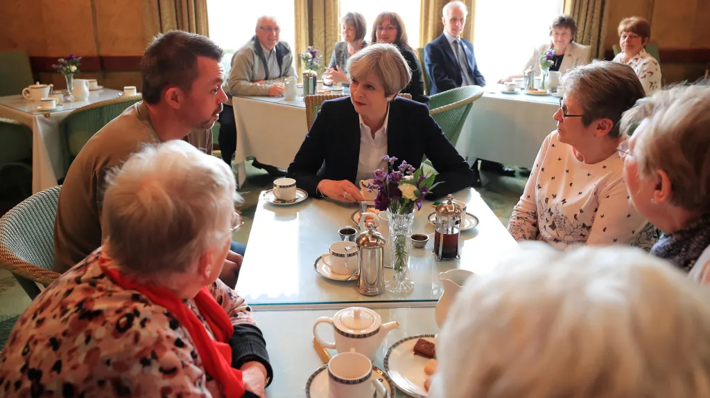 Lídři stran sbírají podporu napříč Británií