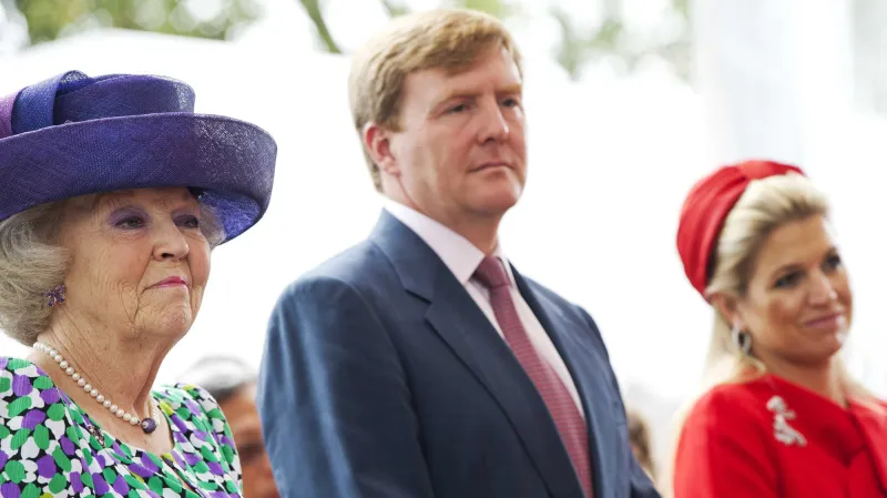Královna Beatrix a její syn Willem-Alexander s princeznou Maximou