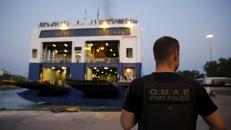 Loď s uprchlíci u břehů Řecka