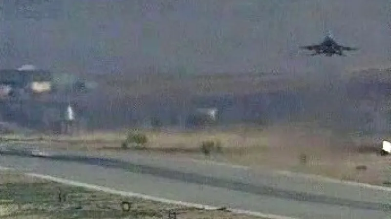 Startující turecká stíhačka