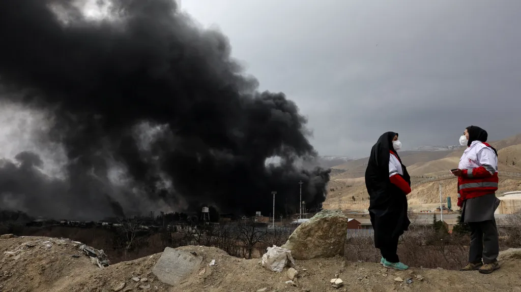 Dým po zásahu skladu paliv v Teheránu